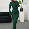 Vista frontal del vestido elegante verde con fruncido y manga larga.