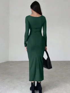 Vista trasera del vestido elegante verde de corte ceñido.
