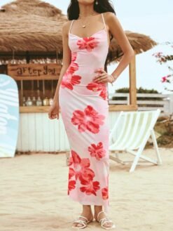 Modelo en la playa luciendo vestido largo bohemio con sandalias