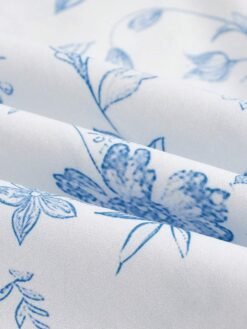 Primer plano del estampado floral azul sobre tela blanca
