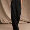 Imagen frontal del pantalón pierna ancha negro con talle alto.
