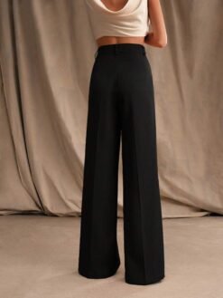Imagen trasera del pantalón pierna ancha negro con corte largo.
