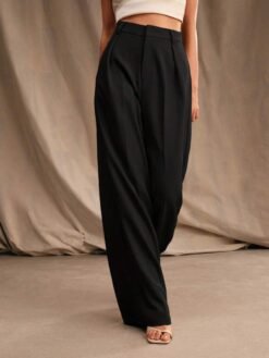 Imagen frontal del pantalón pierna ancha negro con talle alto.