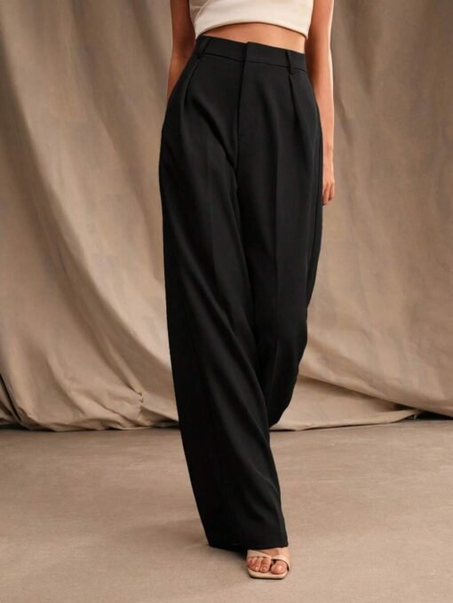 Imagen frontal del pantalón pierna ancha negro con talle alto.