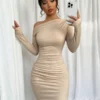 Vestido elegante albicoco con cuello asimétrico visto de frente