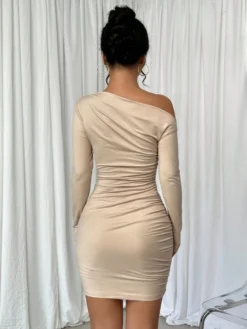 Vista trasera del vestido elegante albicoco ajustado