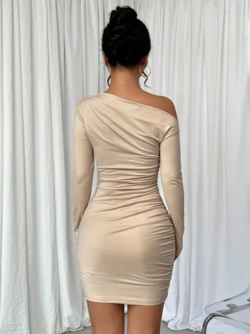 Vista trasera del vestido elegante albicoco ajustado