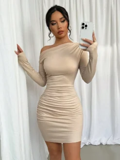 Vestido elegante albicoco con cuello asimétrico visto de frente