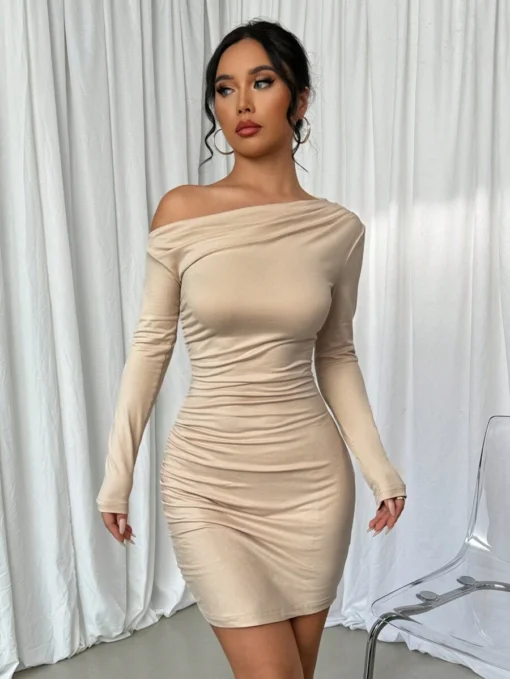 Mujer caminando con vestido elegante albicoco de manga larga