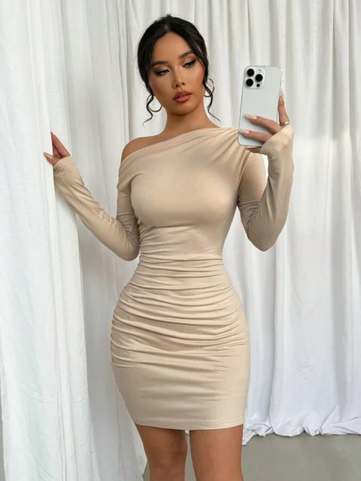 Vestido elegante albicoco con cuello asimétrico visto de frente