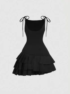 Vista trasera del vestido mini negro con escote redondo