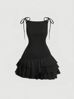 Vista frontal del vestido mini negro con tirantes y capas