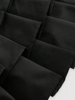 Detalle de las capas del bajo del vestido mini negro