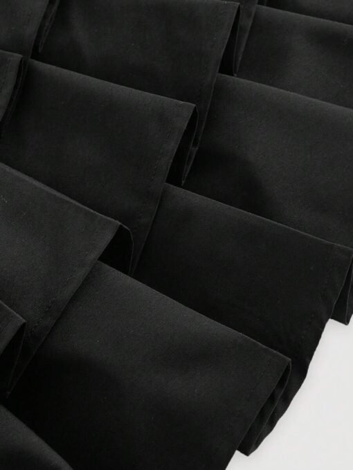 Detalle de las capas del bajo del vestido mini negro