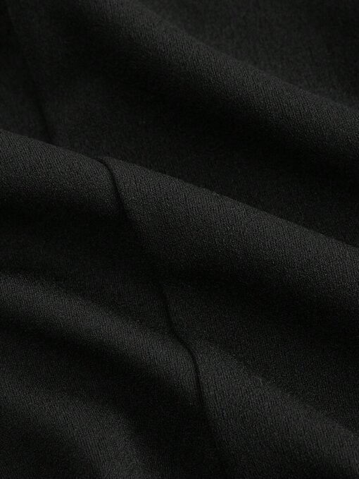 Textura de la tela tricotada del vestido mini negro