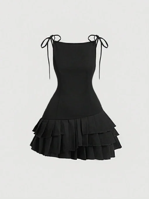 Vista frontal del vestido mini negro con tirantes y capas