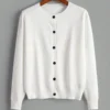 Cardigan blanco básico de manga larga con botones negros.