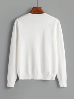 Vista trasera del cardigan blanco básico con ajuste regular.