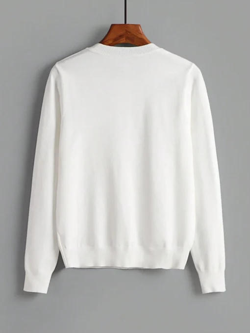 Vista trasera del cardigan blanco básico con ajuste regular.