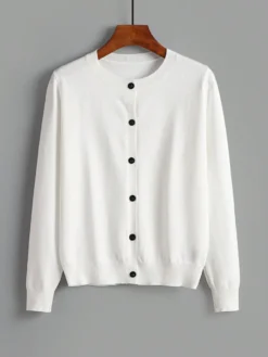 Cardigan blanco básico de manga larga con botones negros.