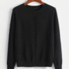 Cardigan negro básico con botones frontales y manga larga.