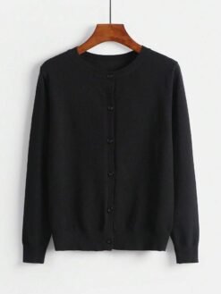 Cardigan negro básico con botones frontales y manga larga.