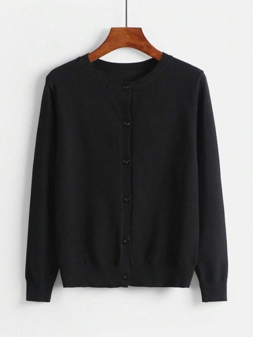 Cardigan negro básico con botones frontales y manga larga.