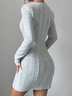 Vista trasera del vestido elegante blanco mostrando ajuste perfecto.