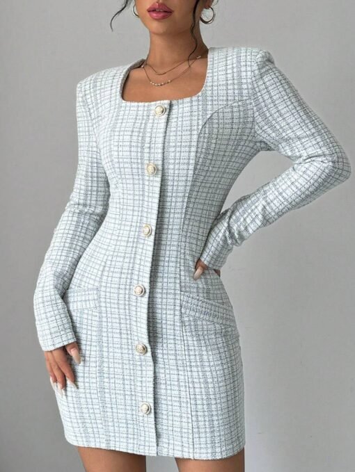 Primer plano del escote y botones del vestido elegante blanco.