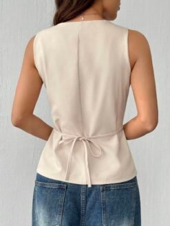 Vista trasera del chaleco casual albaricoque con lazo ajustable