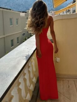 Vista trasera del vestido largo rojo elegante con espalda descubierta.