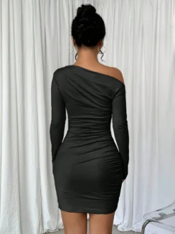 Vista trasera del vestido elegante negro con ajuste fruncido