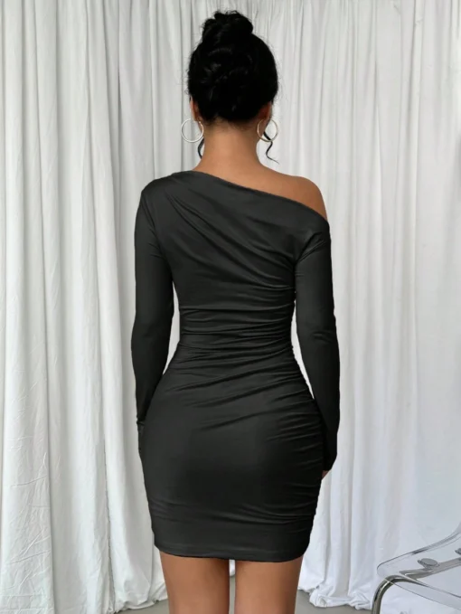 Vista trasera del vestido elegante negro con ajuste fruncido