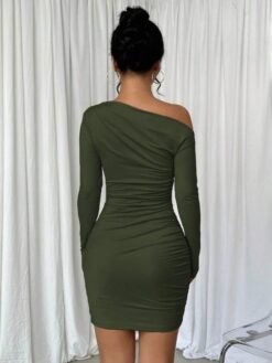 Vista trasera del vestido elegante verde con ajuste fruncido