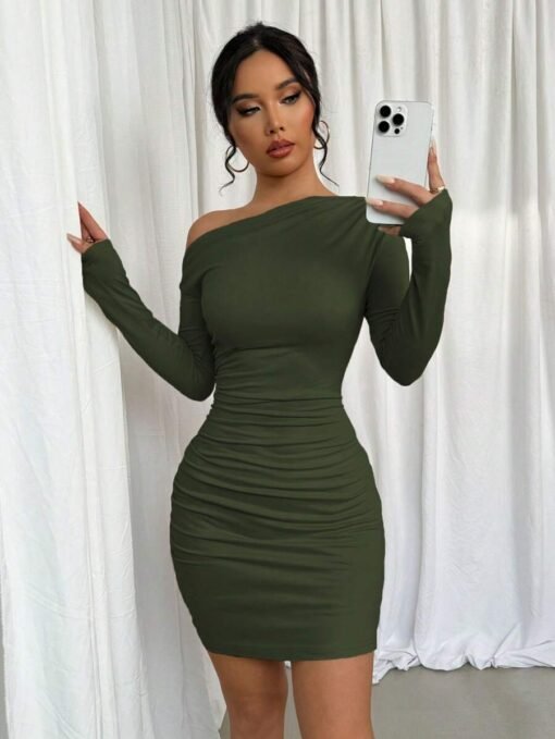 Vestido elegante verde con cuello asimétrico visto de frente