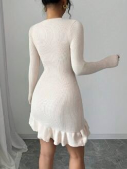 Vista trasera del vestido elegante albaricoque mostrando textura y ajuste.