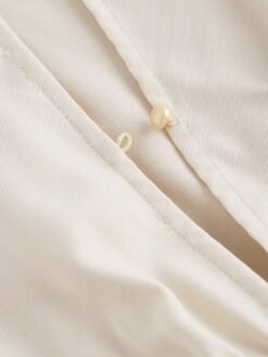 Detalle de botón del mono elegante caqui – mono elegante caqui