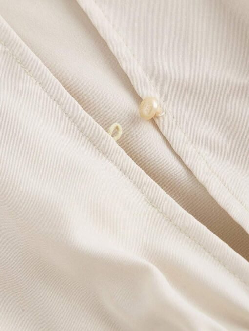 Detalle de botón del mono elegante caqui – mono elegante caqui