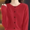 Vista frontal de blusa roja casual de botones y manga larga.