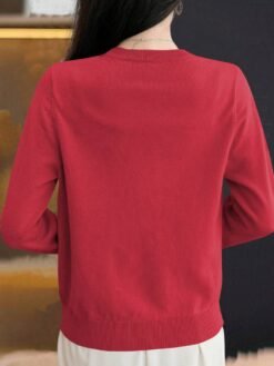 Vista trasera de blusa roja casual de botones y manga larga.