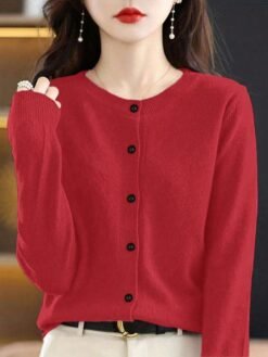 Vista frontal de blusa roja casual de botones y manga larga.