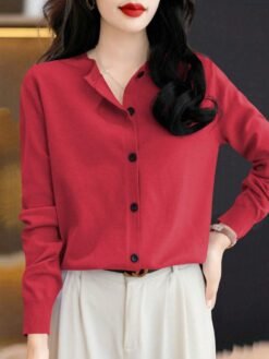 Detalle del escote y botones de la blusa roja casual.
