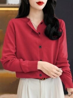 Blusa roja casual abotonada al frente con mangas largas.