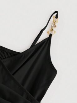 Detalle de tirante decorado del mono negro – mono elegante negro