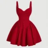 Vista frontal del vestido corto rojo con corte campana y botones.