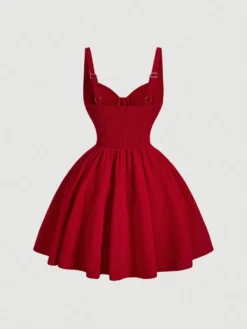 Vista trasera del vestido corto rojo con fruncido en la espalda.