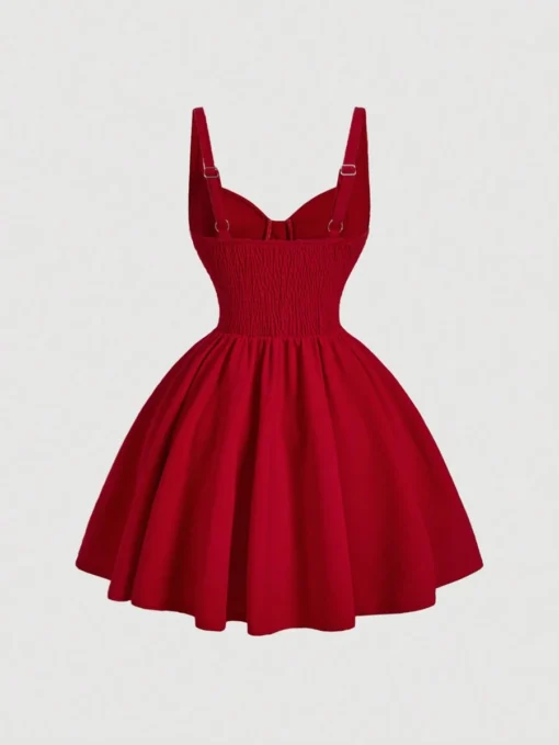 Vista trasera del vestido corto rojo con fruncido en la espalda.
