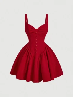 Vista frontal del vestido corto rojo con corte campana y botones.