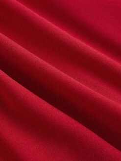 Textura de la tela tricotada del vestido corto rojo casual.