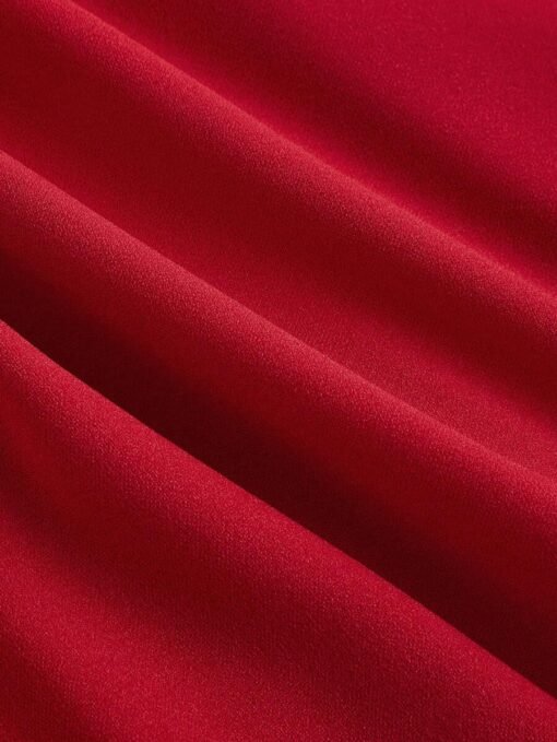 Textura de la tela tricotada del vestido corto rojo casual.